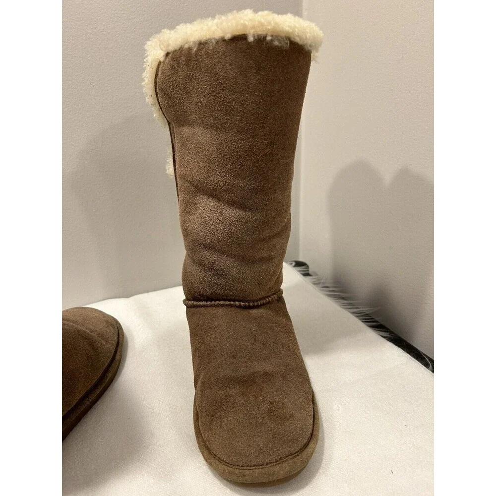 BEARPAW Lauren Tall Women's Size 7 Brown Toggle Button Sheepskin Boot
